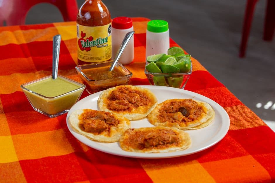 Plato de tacos en la mesa de un restaurante mexicano