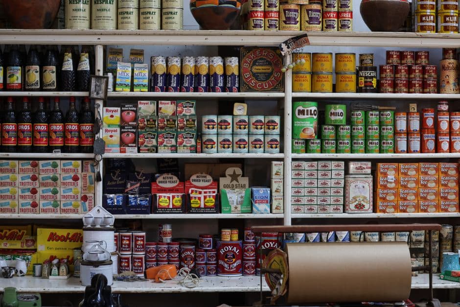 Étagères d’une épicerie de quartier en Afrique de l’Ouest