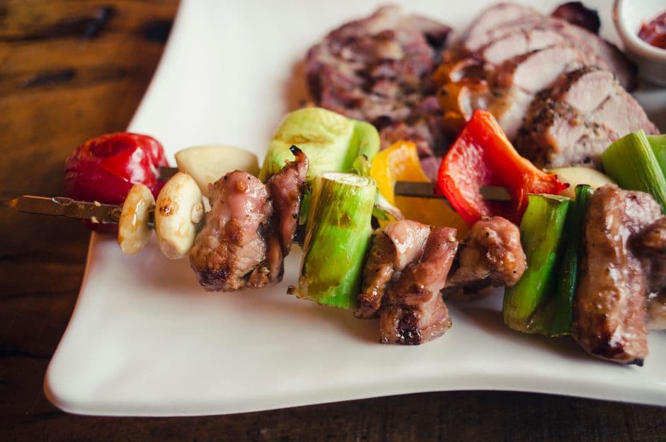 Sahani ya nyama choma na mishkaki katika mgahawa